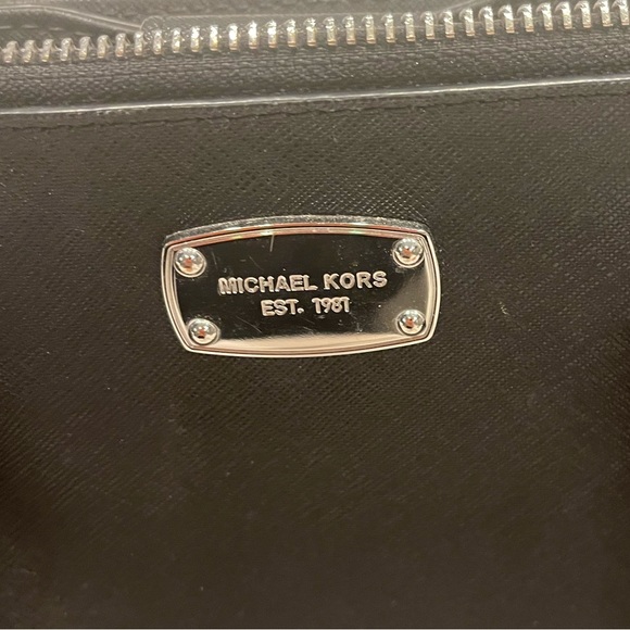 Michael Kors Kellen Satchel with magnetic closures and zipper - Picture 2 of 8